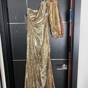 Gorgeous Max.Duggal event dress. New with tags. Size 6 runs like size 4